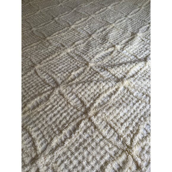 VTG Yellow Cream Chenille Full/ Queen Bedspread 97x98 Fringe Textured Diamond Pa - Picture 5 of 6